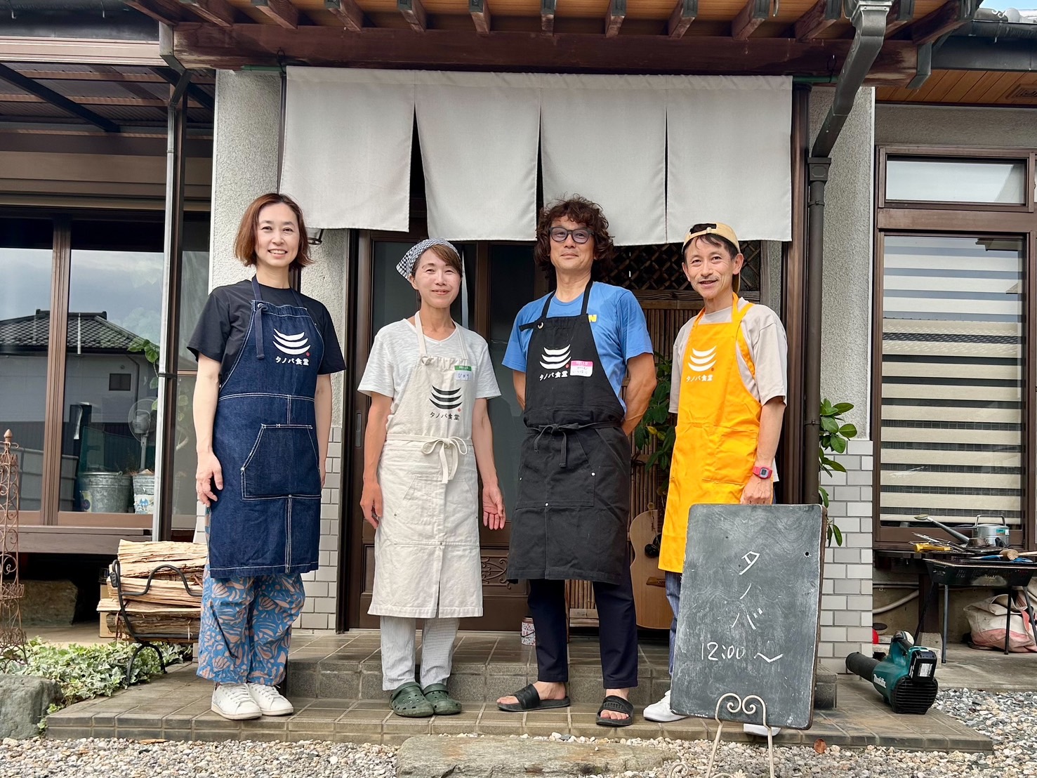 集合写真：本庄タノバ食堂 店主・参加者一同（店の前にて）