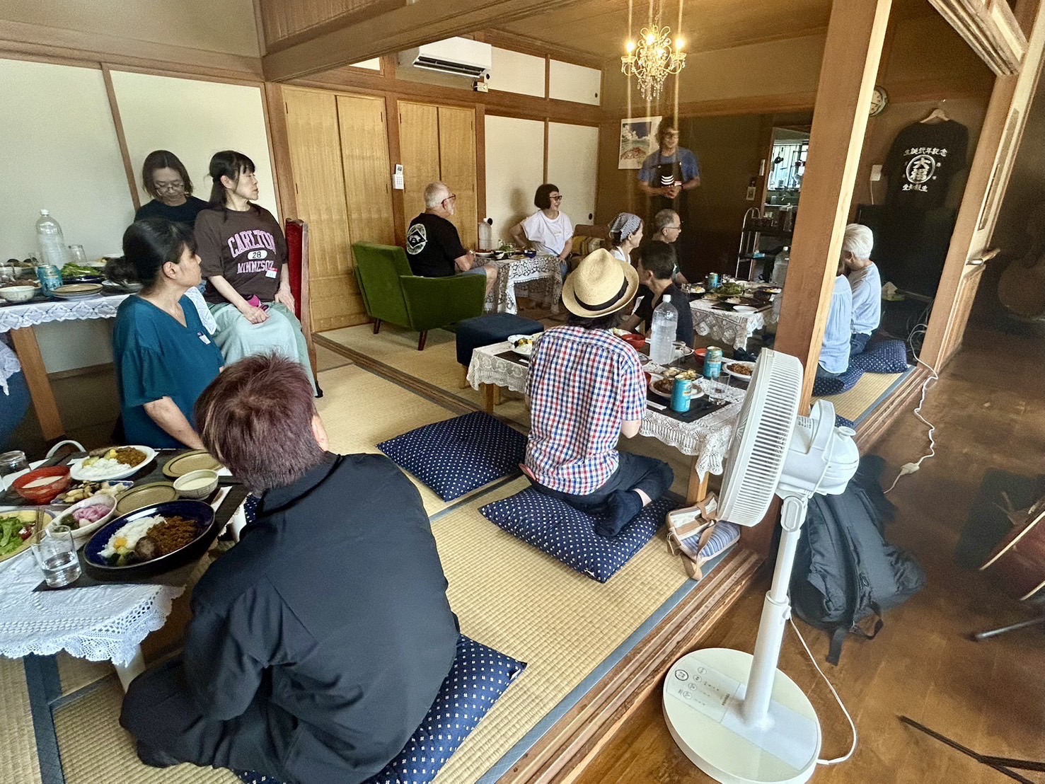 会場内観・食事風景：古民家の座卓を囲んで食事する参加者たち